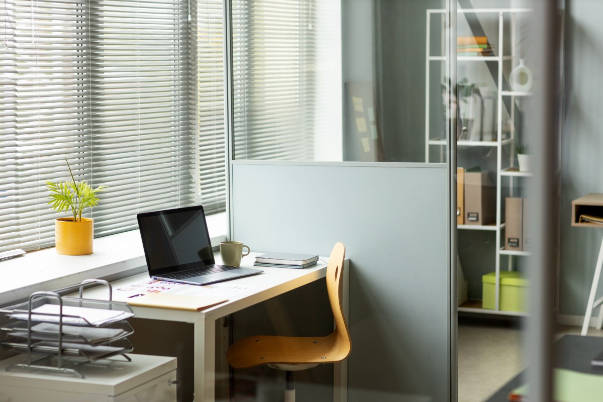Personalized dedicated desk setup with laptop and decor Personalized dedicated desk setup with laptop and decor